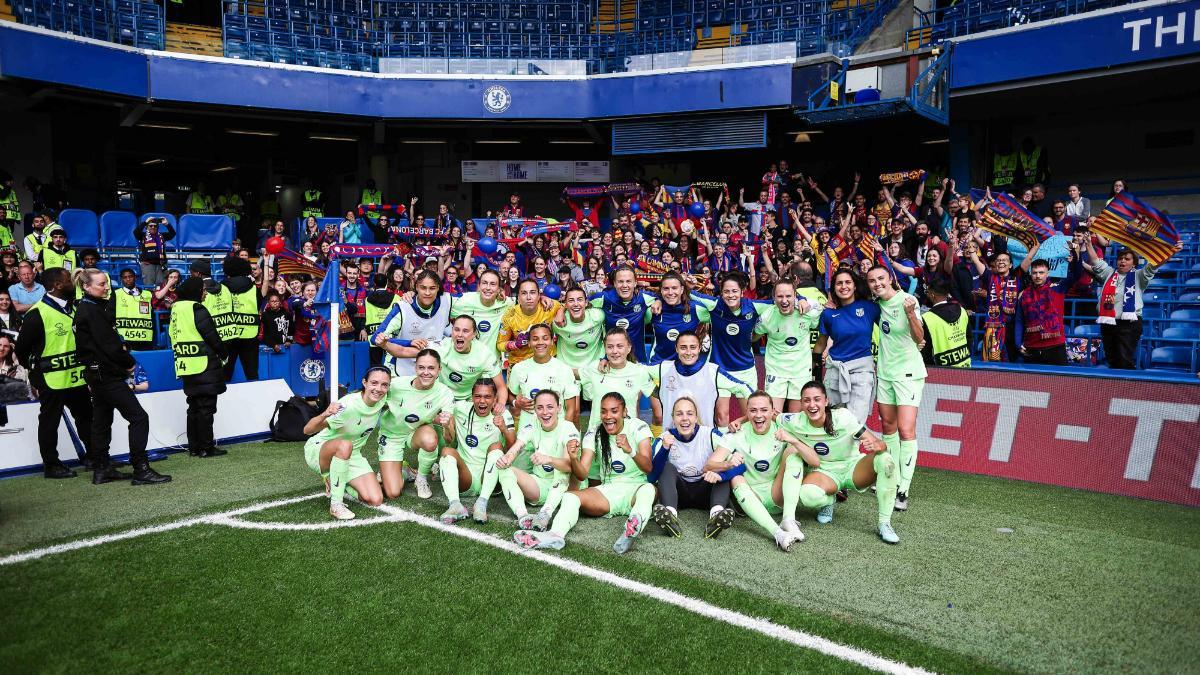 El Barça posa junto a los aficionados culés que se desplazaron hasta Stamford Bridge