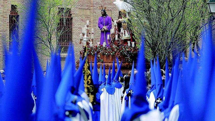 Una hora para sacar a la virgen y al cristo a cuestas