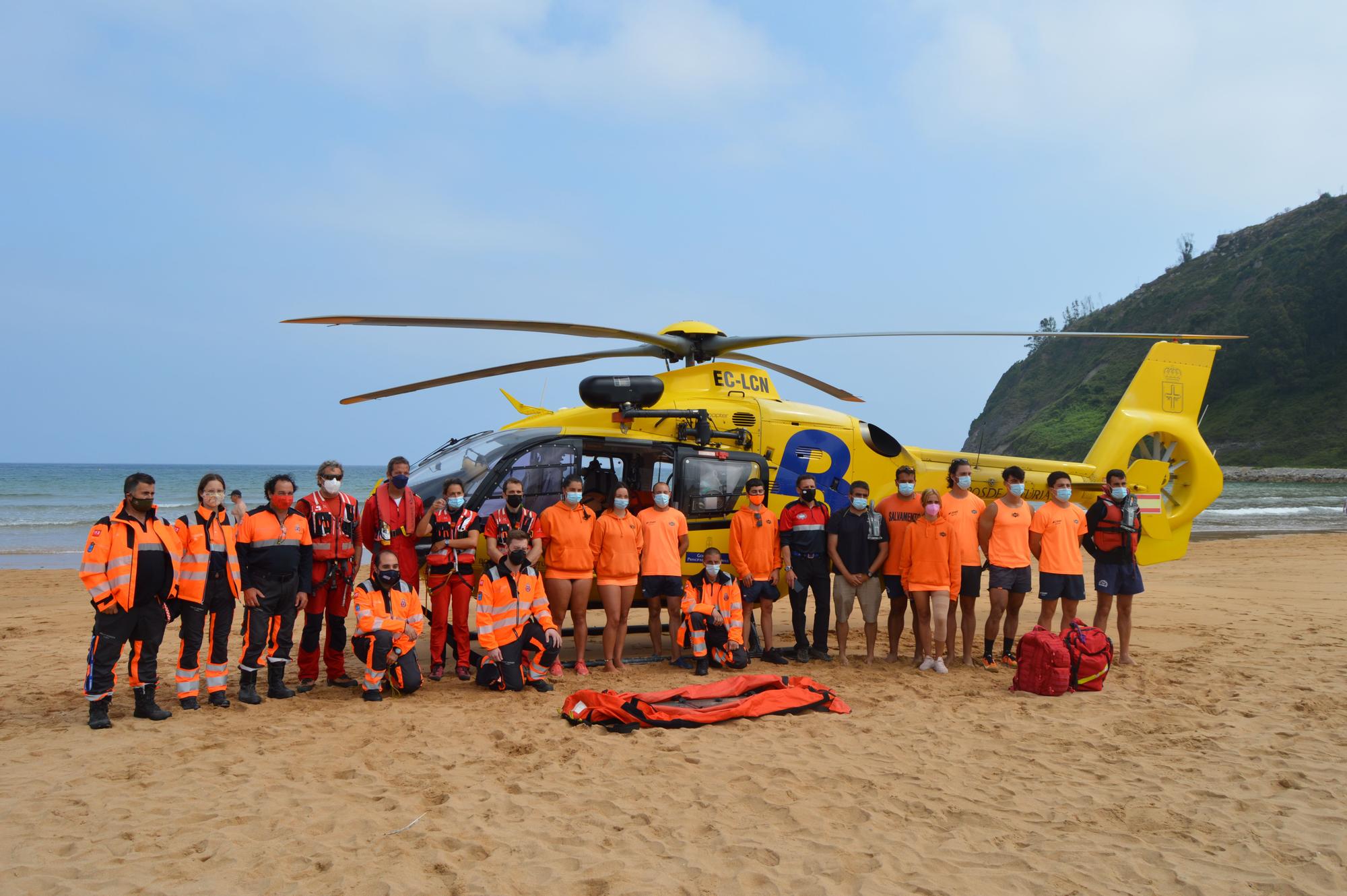 Así fue el simulacro de Salvamento en la playa de Rodiles