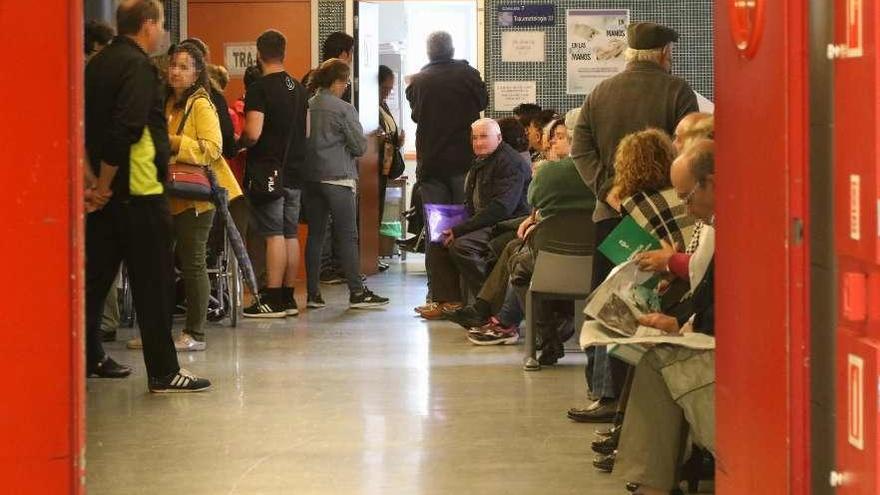 Usuarios en la sala de espera de consultas externas del hospital.