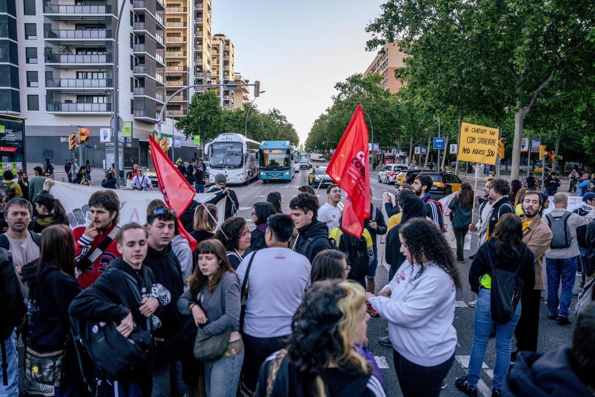 Los profesores cortan la Gran Via a la altura de La Campana, en Barcelona.