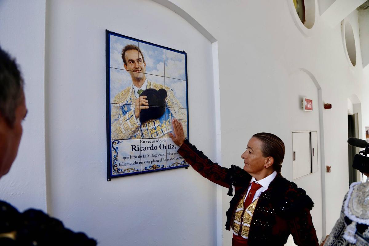La Malagueta homenajea al torero Ricardo Ortiz, fallecido en los corrales el pasado abril, con este azulejo.
