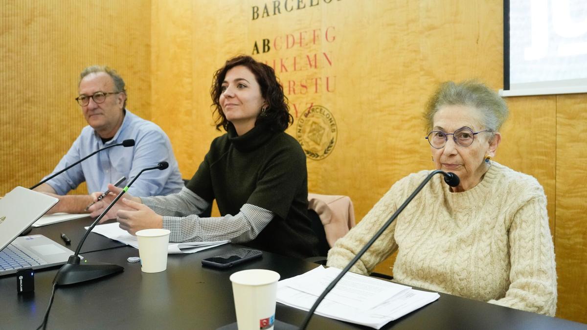 Blanca Serra (d), tras la firma de la denuncia por torturas sufridas durante la Transición.