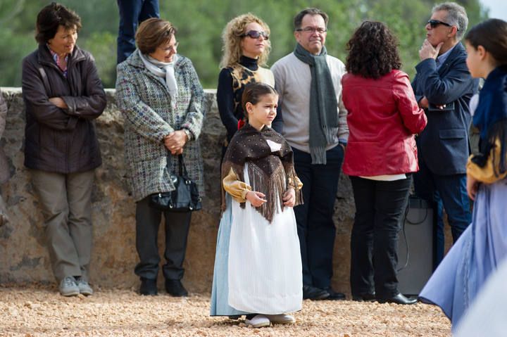 Decenas de personas asisten a la 'ballada' con la que se inaugura la restauración de este pozo del siglo XVIII ubicado en ses Salines