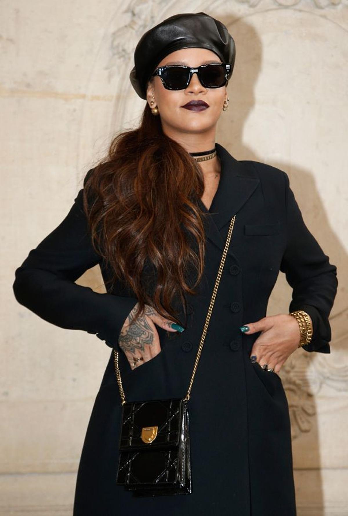Vuelve la boina: Rihanna con boina y abrigo negro