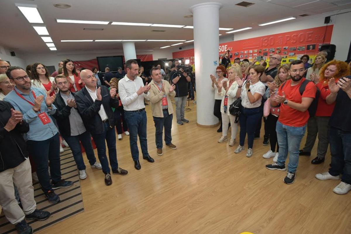 Aplausos a Carlos González por parte de los socialistas tras comparecer ante los medios