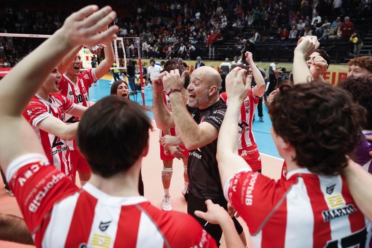 El técnico Alexis González festeja el título con sus jugadores.