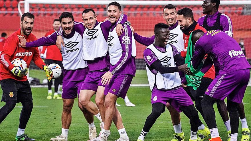 Los jugadores sonríen en un entrenamiento reciente.