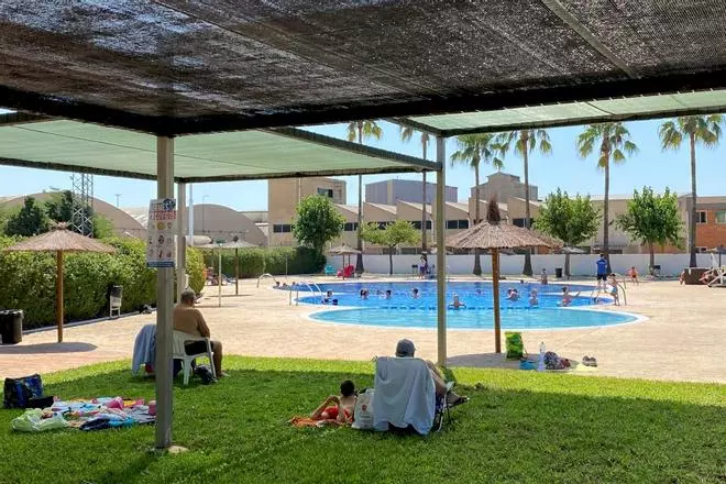 Benifaió cierra tres días la piscina municipal tras detectar restos de huevos en el agua