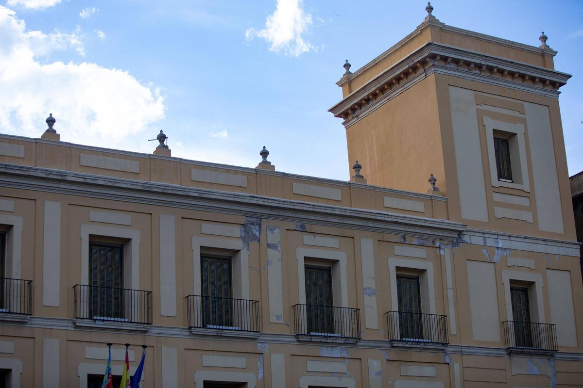 Fachada del Palacio de Cervelló visiblemente desconchada.