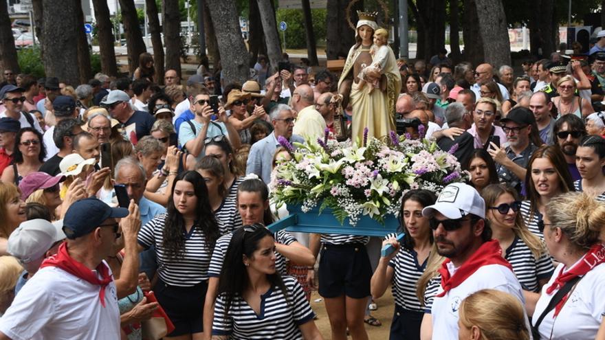 Les dones protagonitzen la processó de la Verge Carme de Llançà