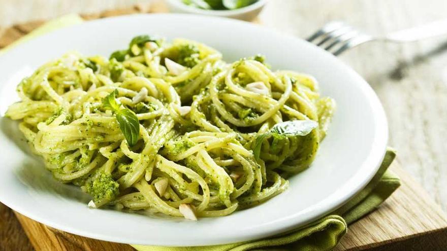 Com preparar espaguetis al pesto vegà