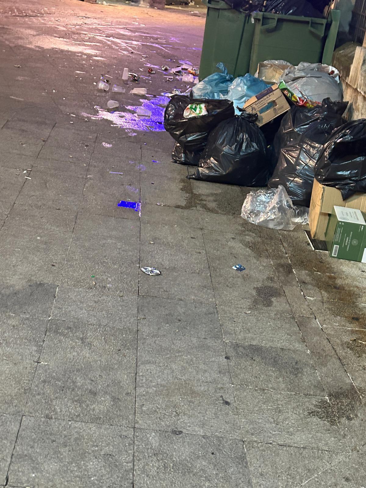 Desperdicios y manchas por el suelo, en el centro de Plasencia.