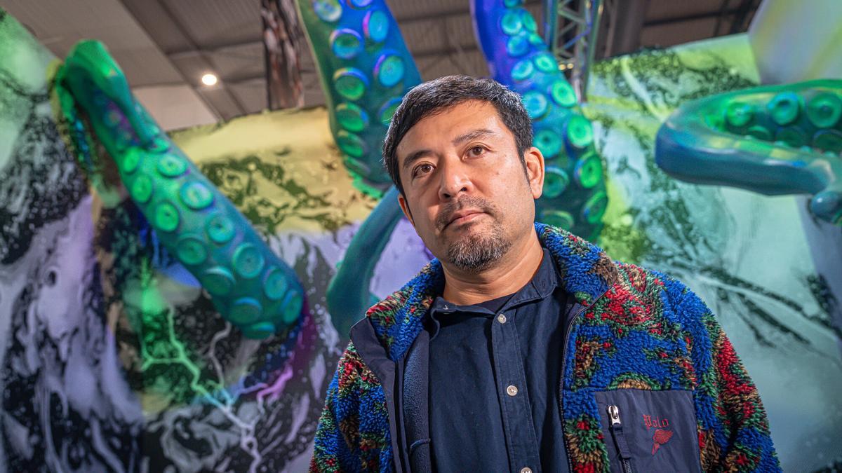 El 'mangaka' Gou Tanabe, este viernes ante una de sus criaturas lovecraftianas tuneada en el estand de Planeta Cómic en el salón.