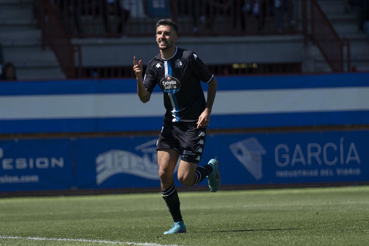 El ex del Córdoba CF, Alberto Quiles, celebra su gol en El Prado, hace un año.