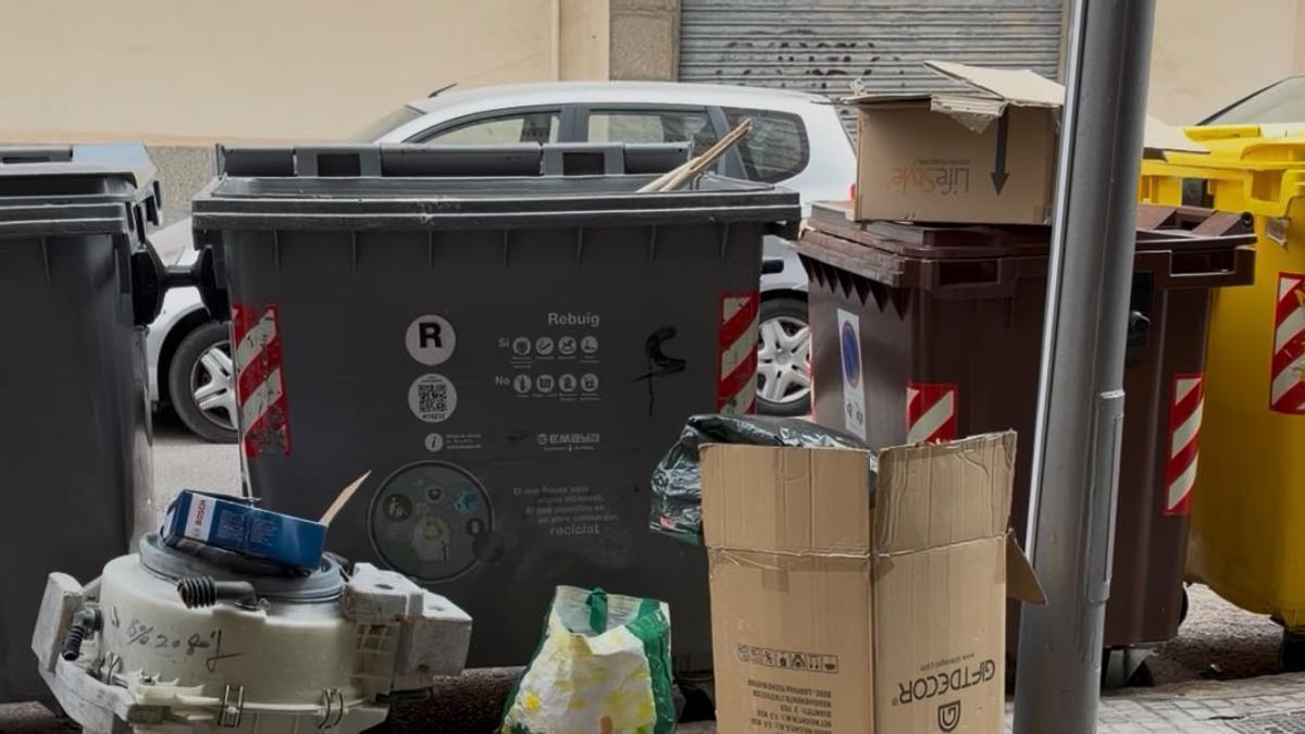 Basura alrededor de los contenedores.