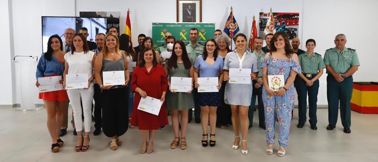 Entrega de diplomas a los participantes en el primer taller de empleo de la Guardia Civil de Córdoba.