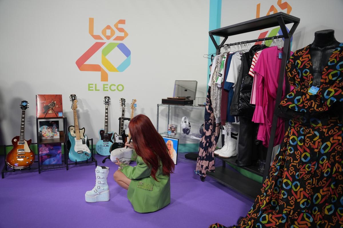 Vicco firma sus botas para donarlas para los afectados por la DANA de Valencia.
