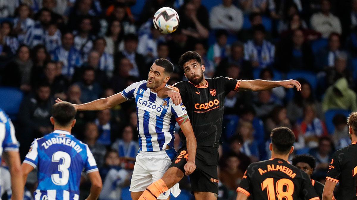 Resumen, goles y highlights del Real Sociedad 1 - 1 Valencia de la jornada 13 de LaLiga Santander