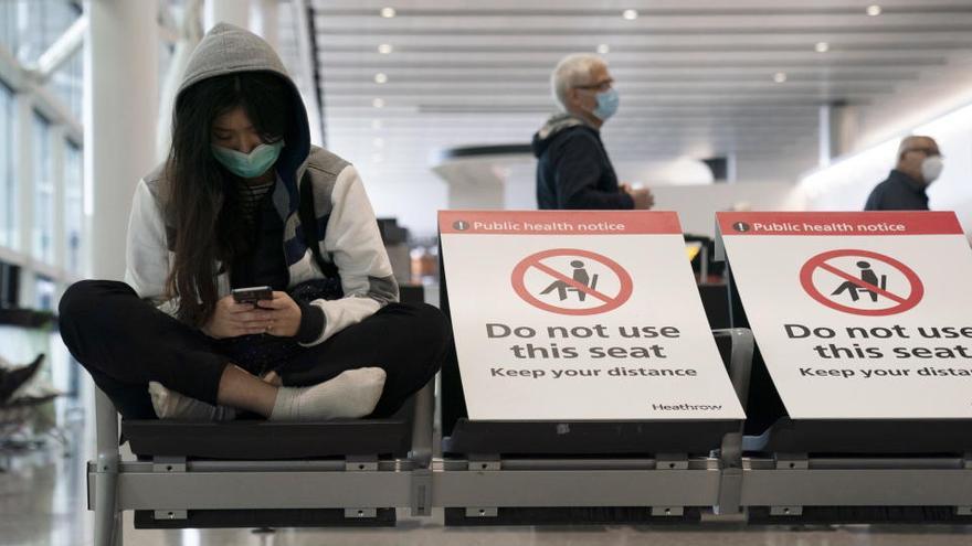 Pasajeros con mascarilla en el aeropuerto de Heathrow.