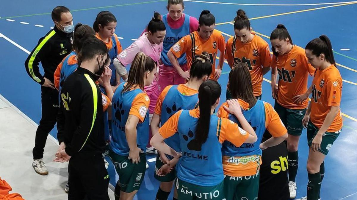 Las jugadoras del STV reciben instrucciones. | STV ROLDÁN