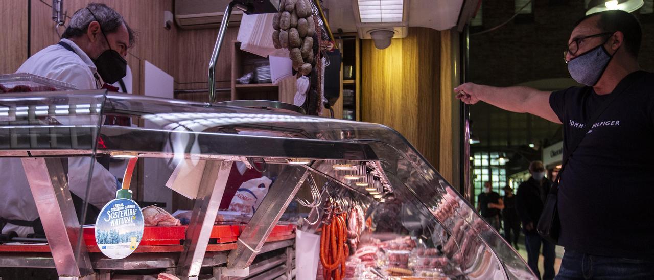 Un puesto de carne del Mercado Central de Alicante