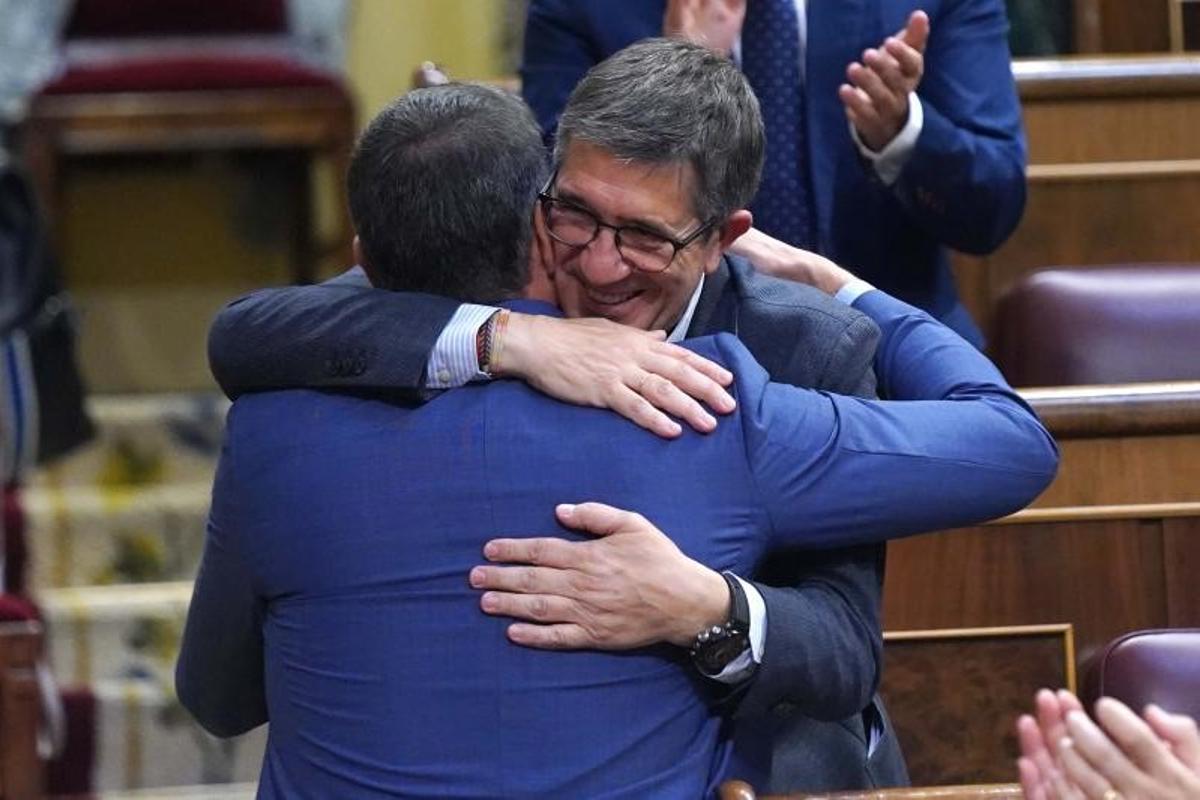 El presidente del Gobierno, Pedro Sánchez, abraza al exlendakari Patxi López, miembro de su ejecutiva, en la segunda jornada del debate sobre el estado de la nación, el pasado 13 de julio de 2022 en el Congreso.