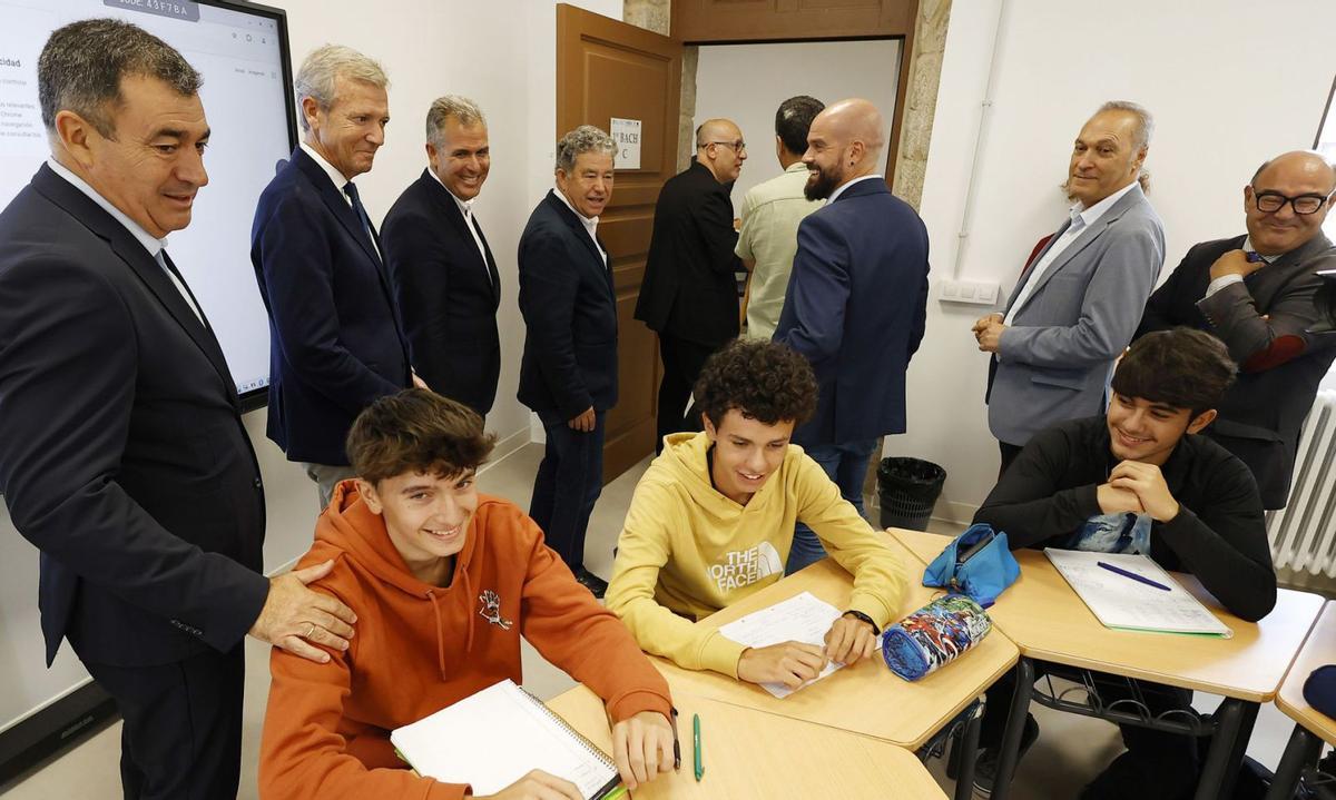 Román Rodríguez, Alfonso Rueda, Rafa Domínguez y Miguel Lores, entre otros, durante la visita a las aulas del IES Valle Inclán. |   // G. SANTOS