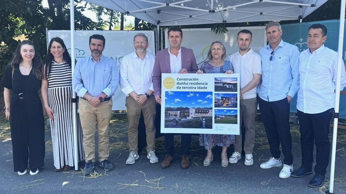 O alcalde e a presidenta de Agadea amosando imaxes virtuais da futura residencia.