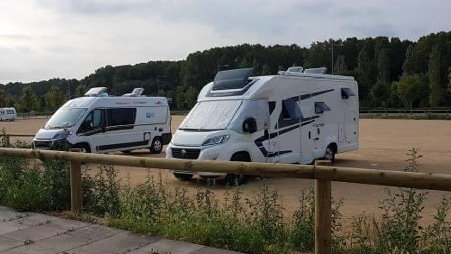 Girona col·loca una tanca perimetral a la zona d&#039;autocaravanes