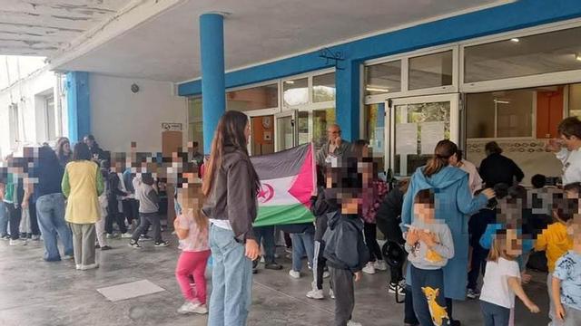 Los pequeños, en el patio del CEIP Montemogos. | SOGAPS