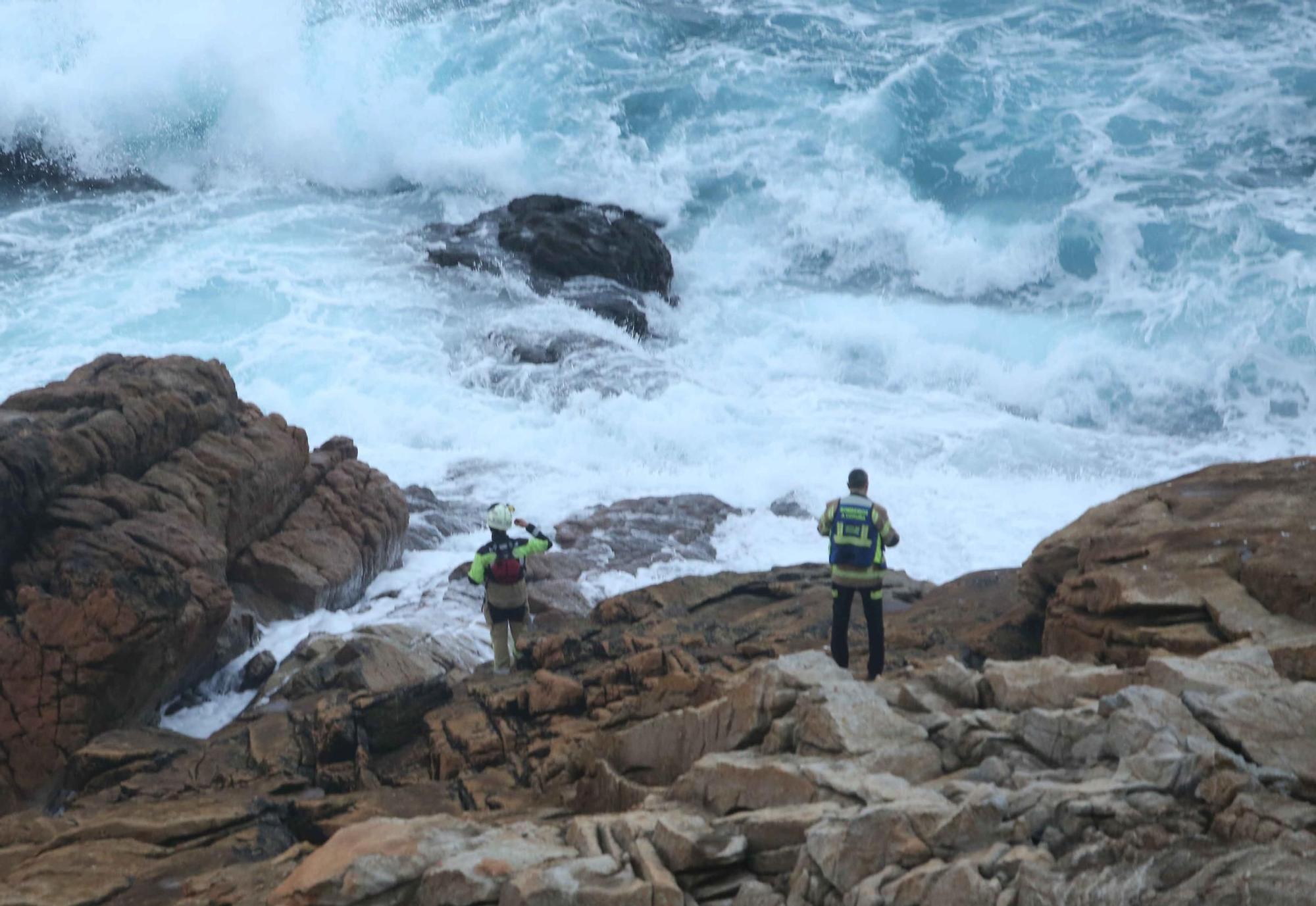 Aparece el cuerpo de un hombre flotando en el mar frente a la Torre de Hércules