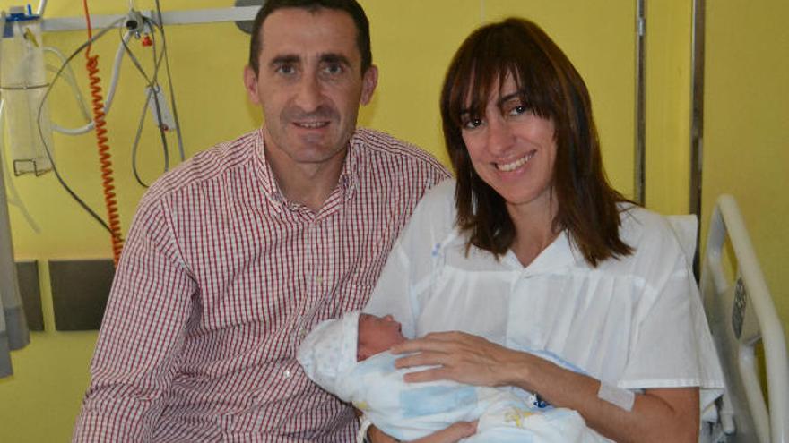 Fernando Bas y su esposa, Dori García, con su hijo Enrique, ayer.
