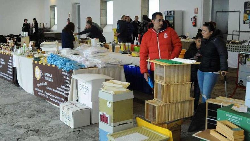 Asistentes a la primera feria de la miel y de la apicultura de la comarca de O Salnés que se celebra en Vilagarcía. // Iñaki Abella