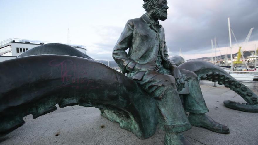 Escultura a Julio Verne en los jardines de Montero Ríos // Adrián Irago