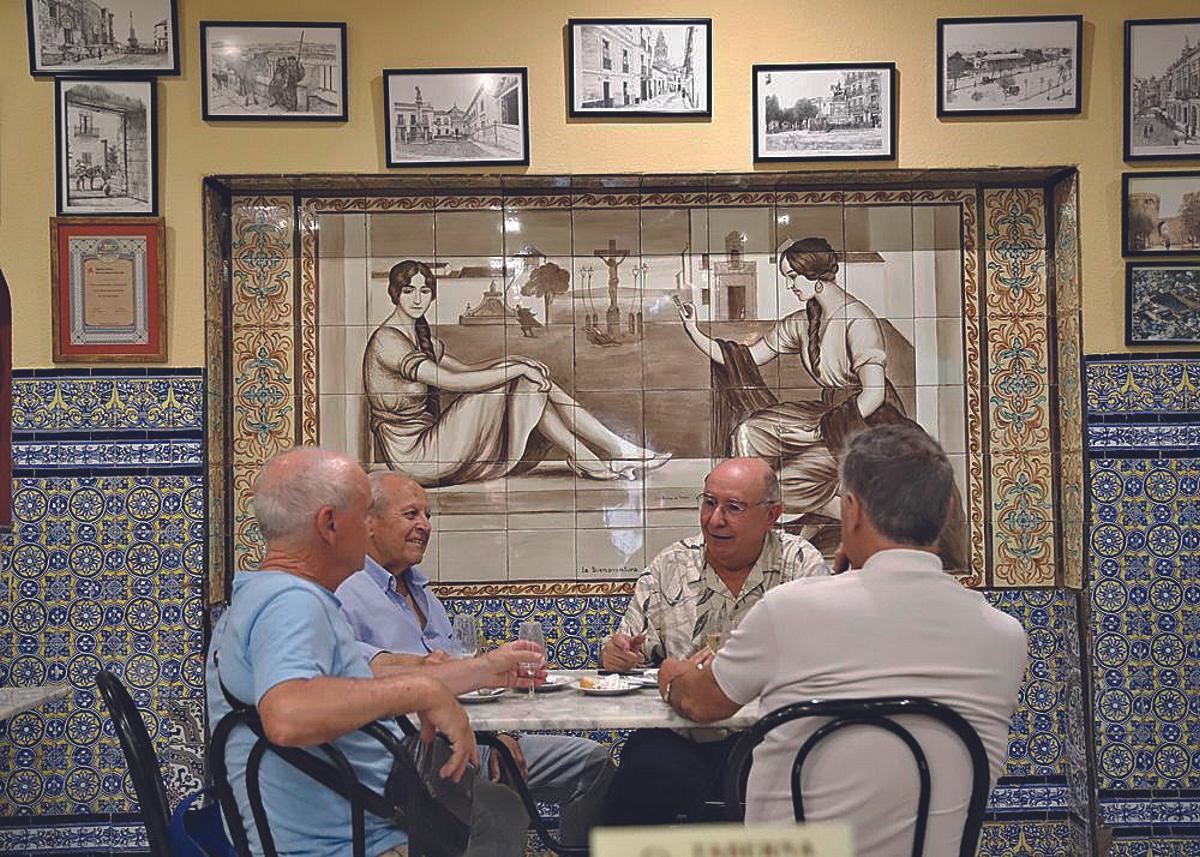 Un grupo de amigos disfrutan en la histórica taberna Sociedad de Plateros El Abuelo.