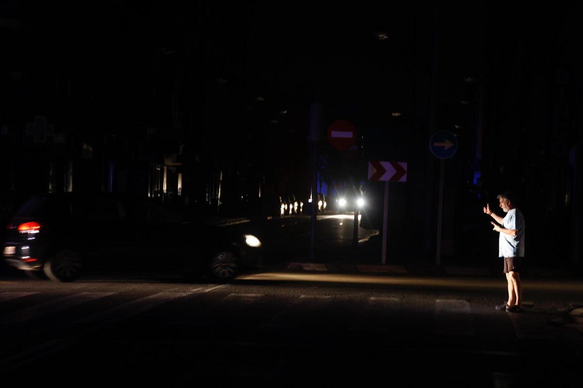 La falta electricidad dejó los núcleos urbanos a oscuras, con la inseguridad que ello conlleva.