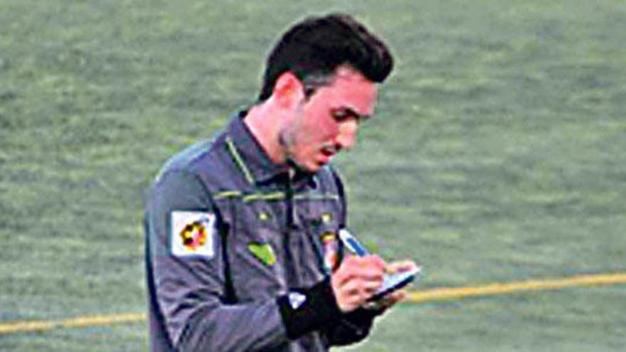 El árbitro agredido, Fabio Bertola.