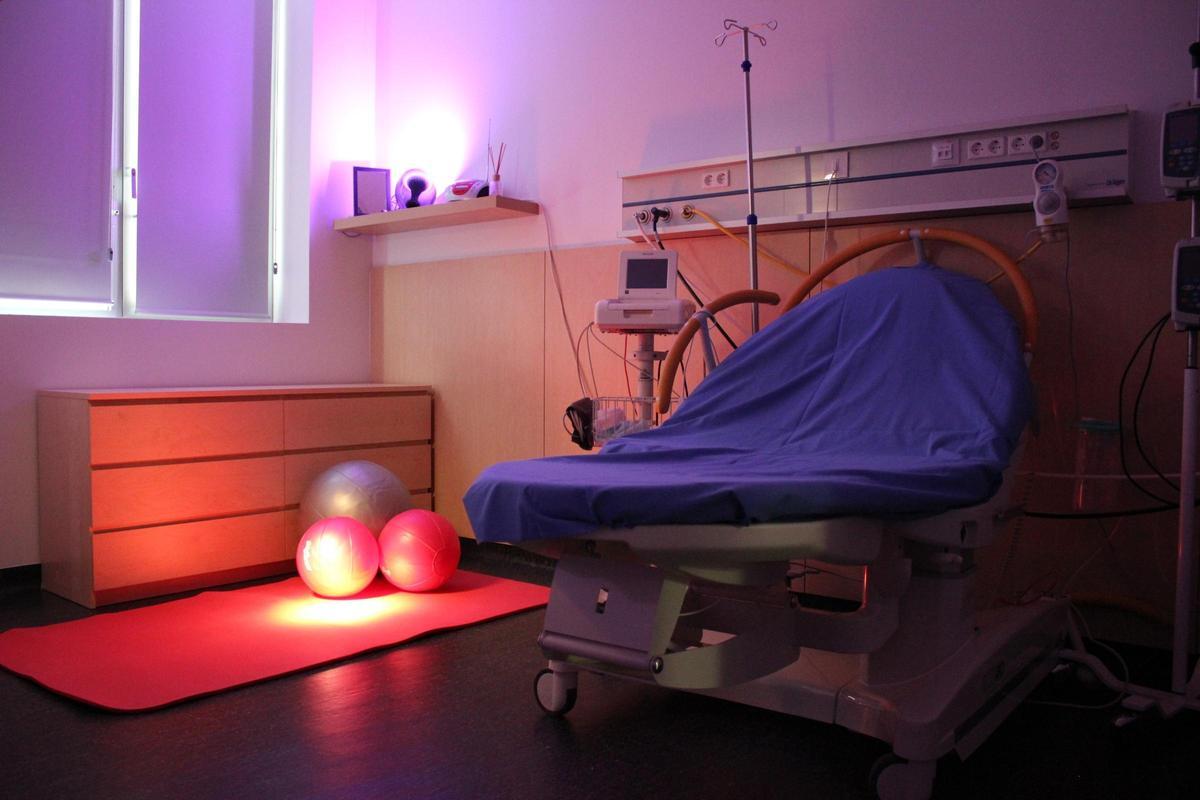 Habitación para el proceso del parto equipada con iluminación y aparatos especiales en el Hospital del Vinalopó de Elche