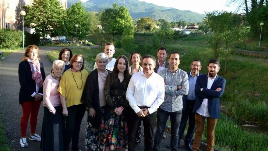 Los integrantes de la candidatura del PSOE de Nava, durante su presentación.