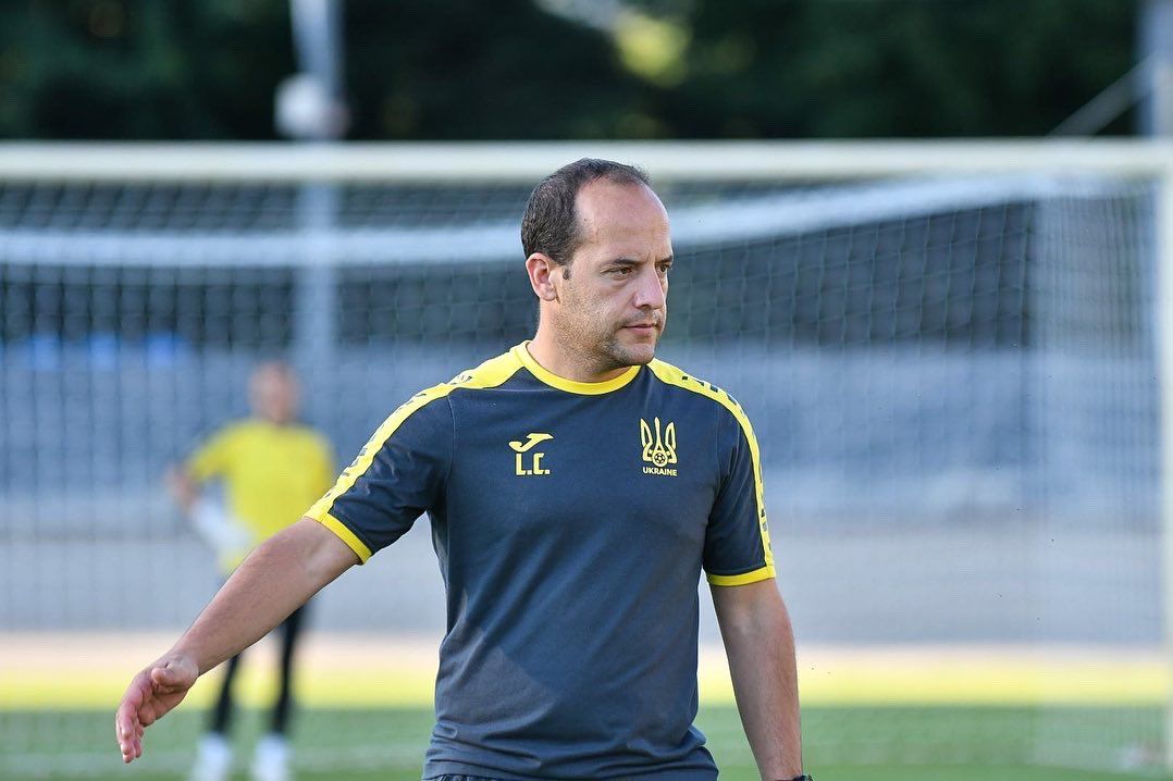 Lluís Cortés, técnico de la selección ucraniana de fútbol femenino, durante un entrenamiento.