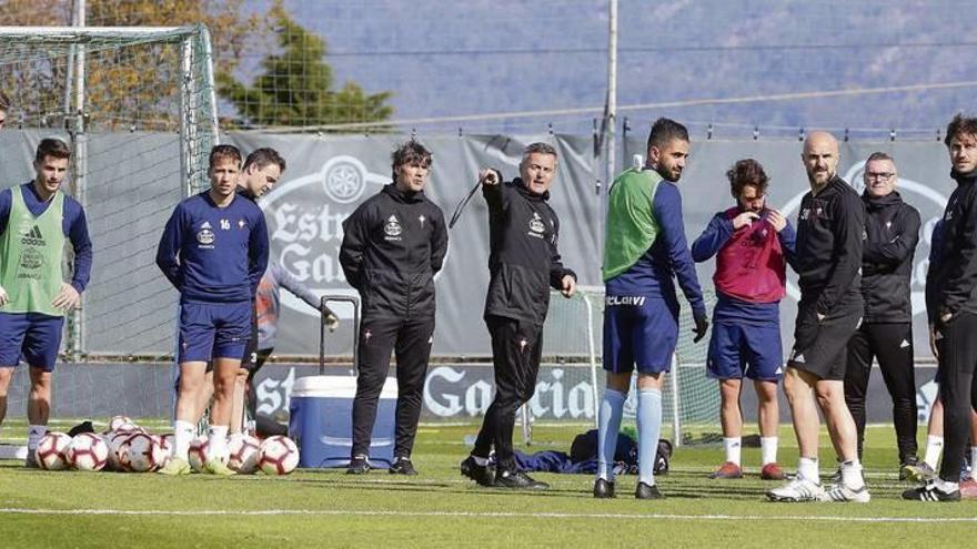 Fran Escribá, en el centro de la imagen, da indicaciones a sus jugadores durante el entrenamiento matinal de ayer en A Madroa.  // Marta G. Brea