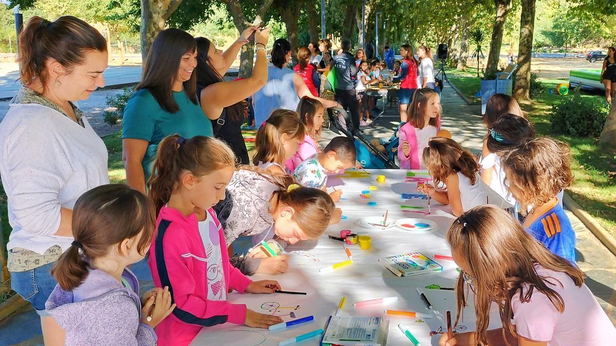 Menores del programa ‘Diviértete’ durante uno de los talleres celebrados este verano