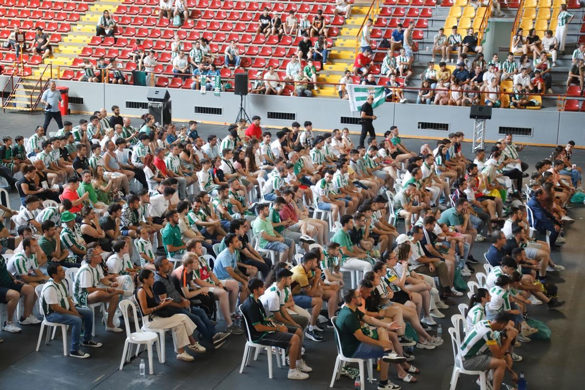 Aficionados del Córdoba CF siguen hace dos años el Ponferradina-Córdoba CF por el ascenso a la Liga Hypermotion.