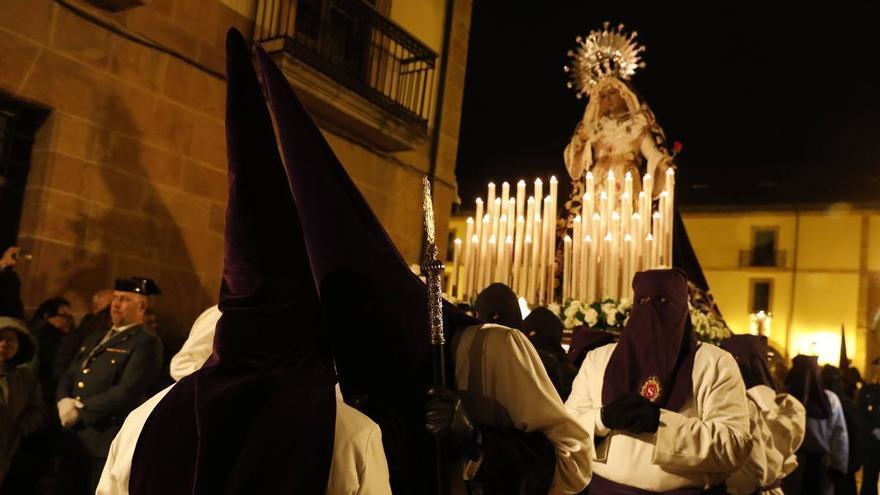 Devoción en Silencio por las calles de Oviedo: &quot;Pone los pelos de punta&quot;