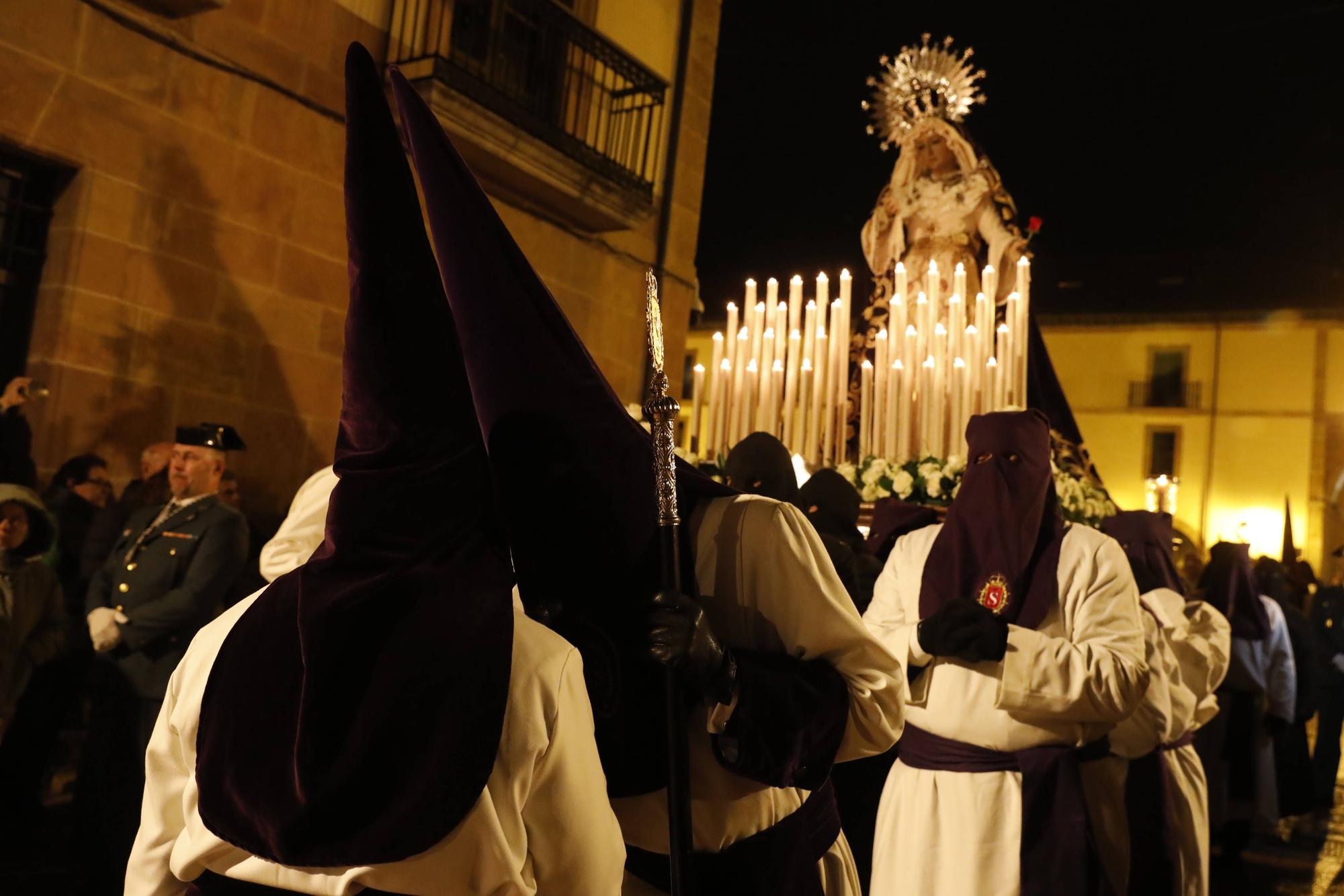 En imágenes | Procesión del Silencio por la calles de Oviedo