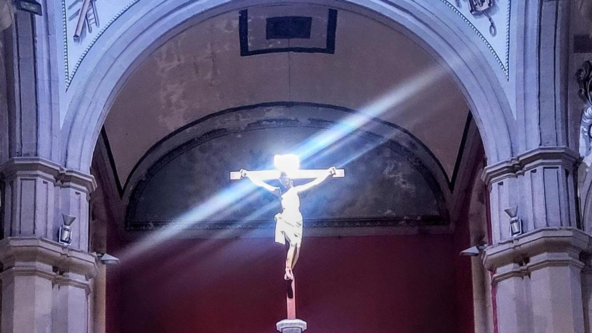 Un rayo de luz solar entra por la basílica recorriendo la talla del Cristo Crucificado, en un juego de hierofanías que se alza sobre el Cristo de la Vera Cruz.