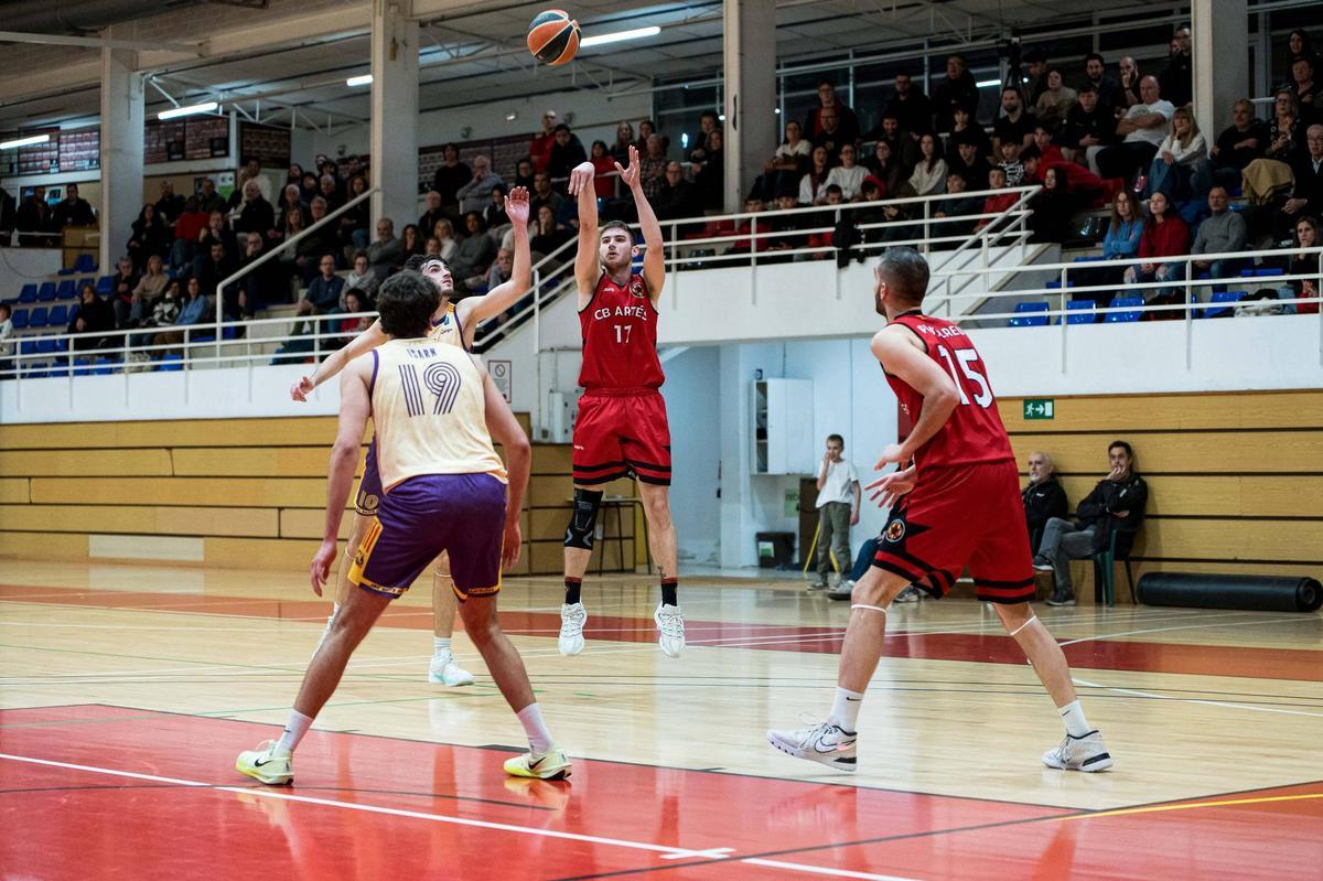 Eduard Mas executant un triple durant el partit contra el Jac Sants