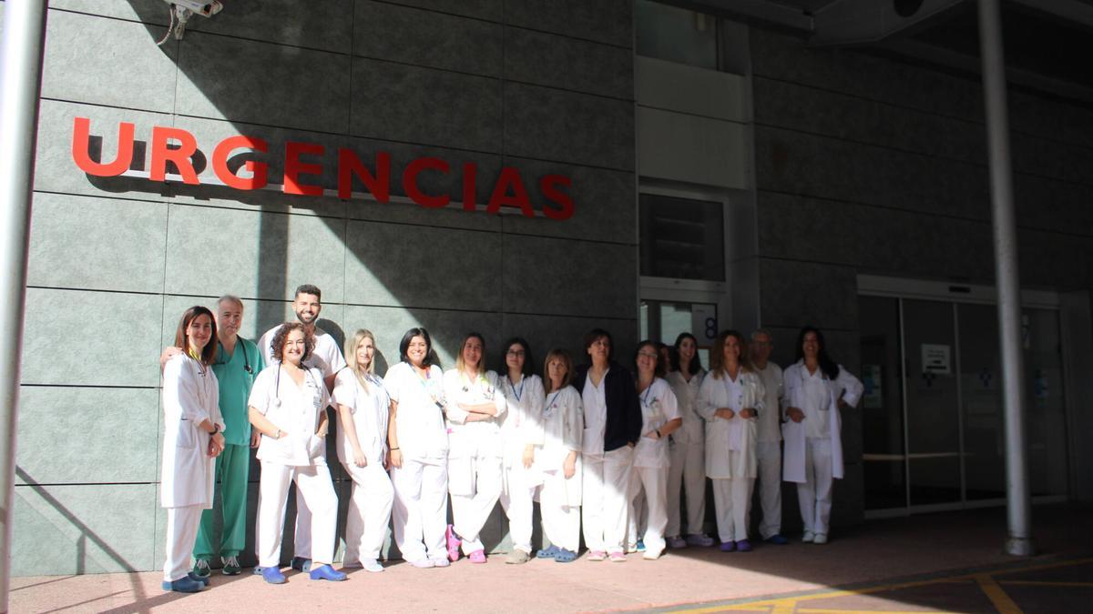 Parte de la plantailla de Urgencias, a la entrada del servicio.