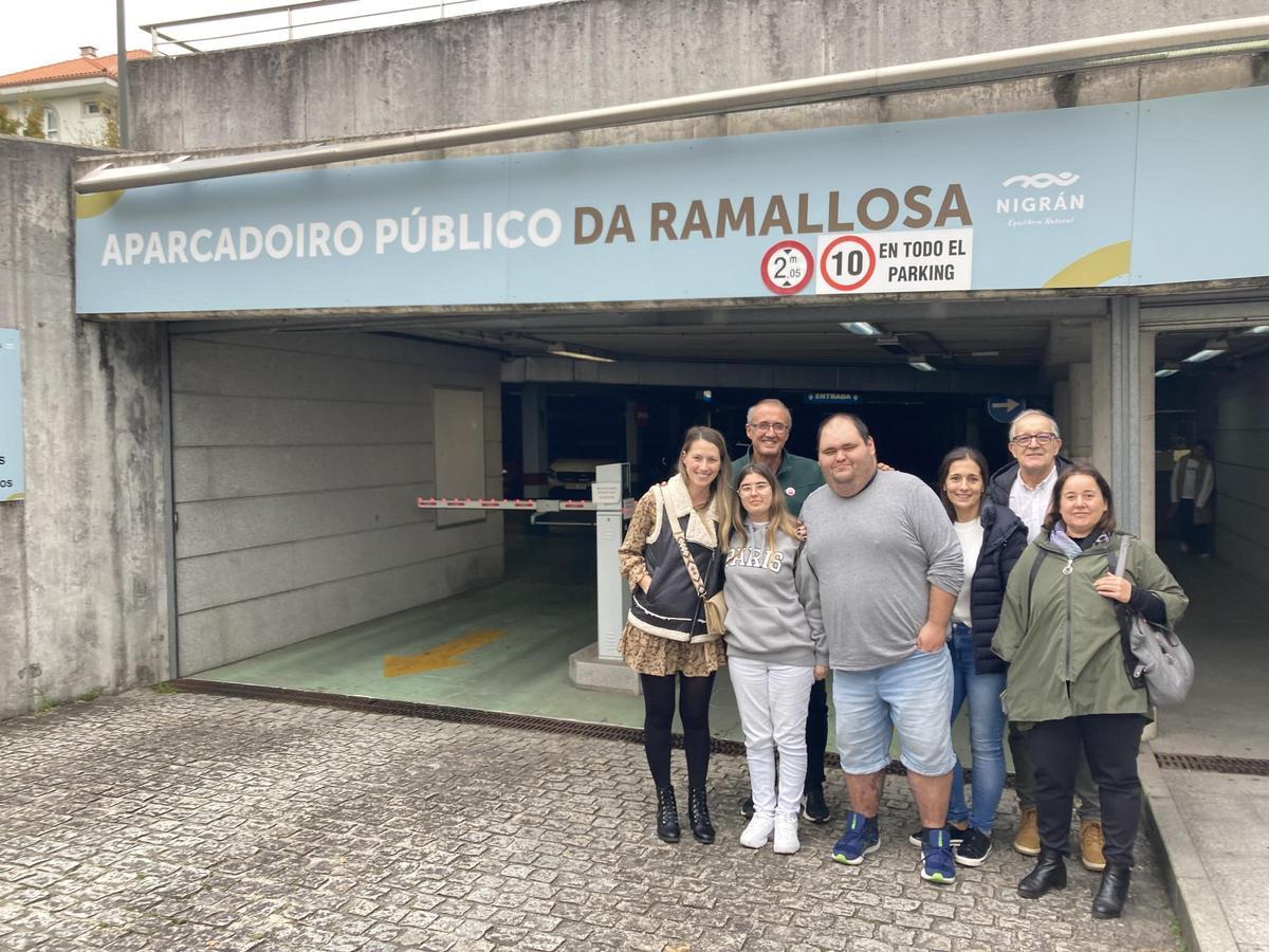 Sergio y Lucía , con el alcalde, concejales y representantes del centro Juan María en el acceso al parking.